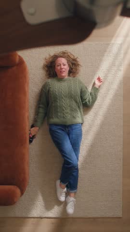 LOOK 01: a green cable-knit sweater and jeans, from the photo